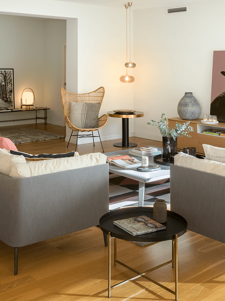 El despacho en el pasillo y los tonos rosados, claves en esta casa Interioristas Decoradores Barcelona | The Room Studio