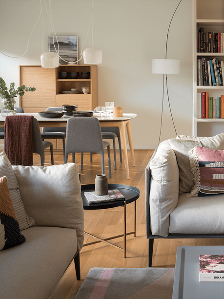 El despacho en el pasillo y los tonos rosados, claves en esta casa Interioristas Decoradores | The Room Studio