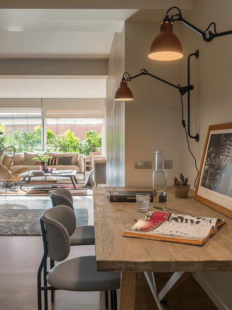 El despacho en el pasillo y los tonos rosados, claves en esta casa Interioristas Decoradores Barcelona | The Room Studio