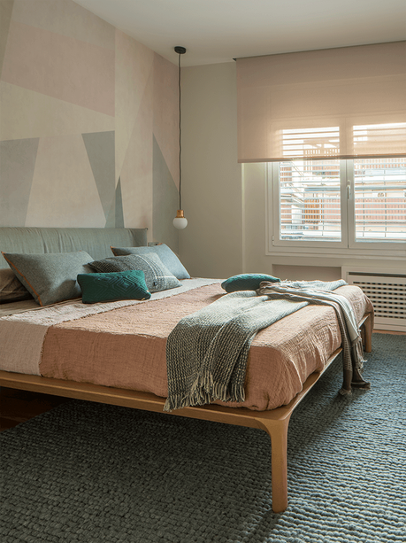 El despacho en el pasillo y los tonos rosados, claves en esta casa Interioristas Decoradores Barcelona | The Room Studio