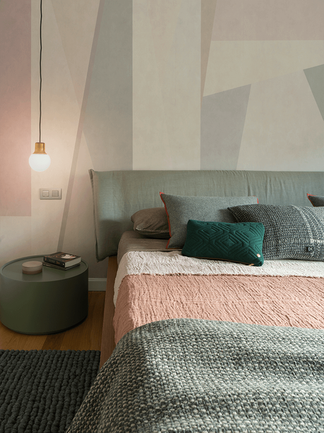 El despacho en el pasillo y los tonos rosados, claves en esta casa Interioristas Decoradores Barcelona | The Room Studio