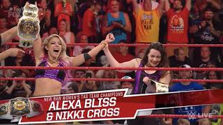 Fanáticos felices porque Alexa Bliss y nikki croos  son campeonas