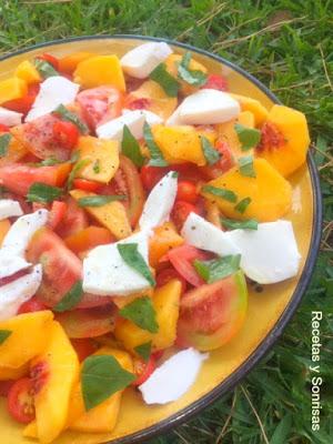 ENSALADA DE MELOCOTON , TOMATE Y MOZZARELLA