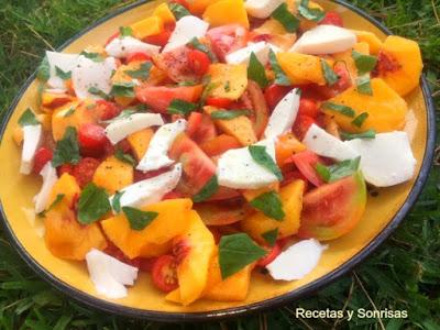 ENSALADA DE MELOCOTON , TOMATE Y MOZZARELLA