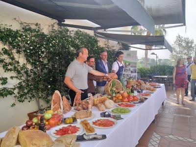 TOMATE HUEVO DE TORO GOURMET 2019 (Restaurante El Lago - Marbella -Estrella Michelin) TOMATE HUEVO DE TORO GOURMET 2019 (Restaurante El Lago - Marbella -Estrella Michelin)