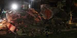 Un edificio en construcción de 8 pisos se derrumbó