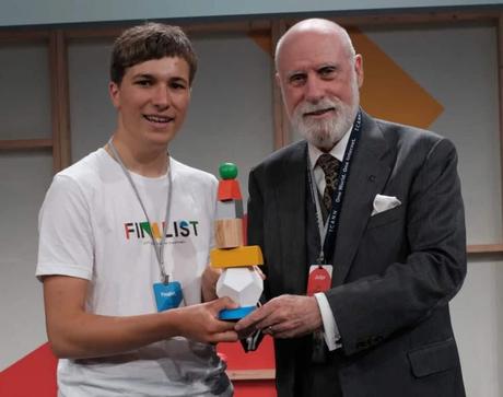 Joven crea novedosa técnica para quitar los microplásticos del mar