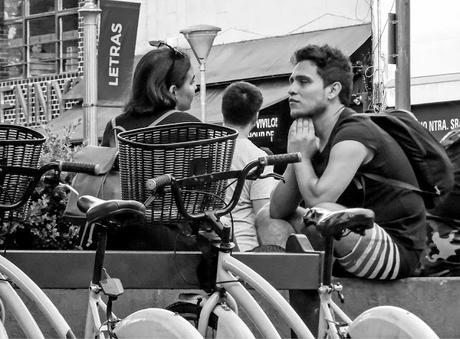 Una pareja frente a frente en Recoleta.