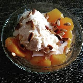 POSTRE DE MELOCOTÓN CON HELADO DE VAINILLA