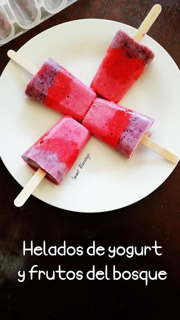 Helados de yogurt y frutos del bosque