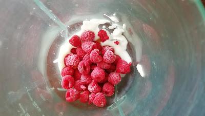 Helados de yogurt y frutos del bosque