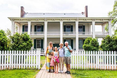 Carnton-House-Civil-War-tour-Franklin-TN ▷ Comente sobre viajes en grupo: 17 consejos para planificar unas felices vacaciones familiares multigeneracionales al ganar la insignia de viajes familiares multigeneracionales en una semana | Insignias para todos