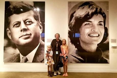JFK-Museum-Dallas-1-1 ▷ Comente sobre viajes en grupo: 17 consejos para planificar unas felices vacaciones familiares multigeneracionales al ganar la insignia de viajes familiares multigeneracionales en una semana | Insignias para todos