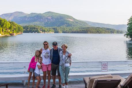 Lodge-on-Lake-Lure-views ▷ Comente sobre viajes en grupo: 17 consejos para planificar unas felices vacaciones familiares multigeneracionales al ganar la insignia de viajes familiares multigeneracionales en una semana | Insignias para todos
