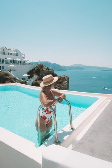 Pool-Andronis-Boutique-Rose-Swimsuit ▷ Alojarse en el Andronis Boutique Hotel en Santorini