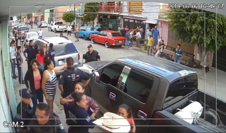 Video: Policía Municipal de SLP y civiles golpean a familia