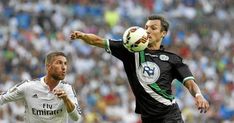 Los jugadores japoneses que jugaron en España Havenaar controla ante Ramos en su debut con el Cordoba en el Bernabéu.