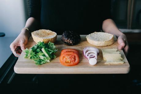 ¿Cómo hacer una hamburguesa rica y jugosa?