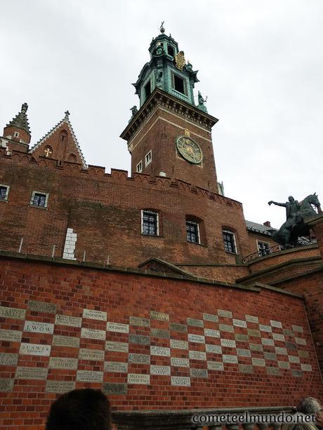 subiendo-al-castillo-de-wawel Que ver en Cracovia en 3 días [¡GUÍA COMPLETA!]
