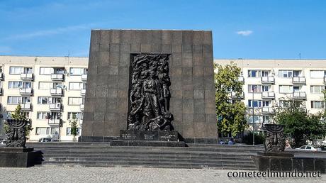 que-ver-en-cracovia-monumento-en-el-barrio-judio Que ver en Cracovia en 3 días [¡GUÍA COMPLETA!]