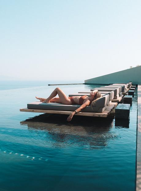 infinity-pool-blonde-girl-andronis-arcadia ▷ Alojarse en el Andronis Arcardia en Santorini