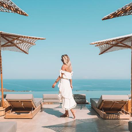 pool-blonde-girl-andronis-arcadia-santorini ▷ Alojarse en el Andronis Arcardia en Santorini