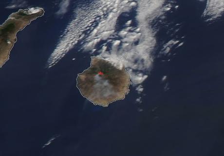 España: imagen satélite del humo del incendio en Gran Canaria (10/11-08-2019) España: imagen satélite del humo del incendio en Gran Canaria (10/11-08-2019)