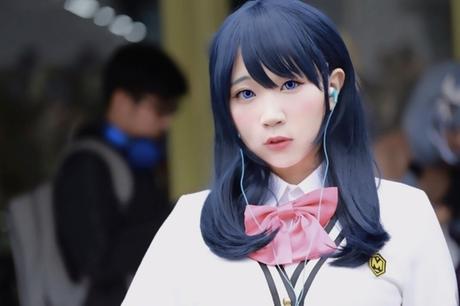 El evento festivo ''Comiket'', celebra su segundo día con impresionantes Cosplay de Rikka y Akane