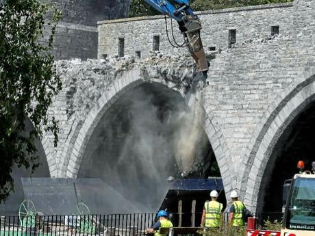[A VUELAPLUMA] Periodismo en peligro de derrumbe