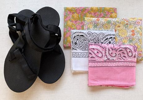 Sandalias decoradas con pañuelos de la cabeza