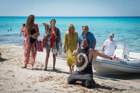 Mika y Scorpions más allá de los tópicos – Crítica de “Un verano en Ibiza” (2019)