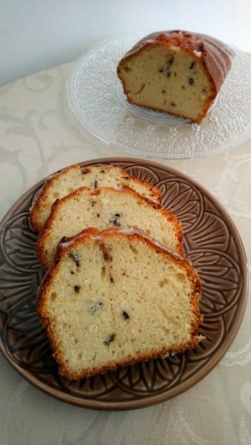 Bizcocho de stracciatella con icing de vainilla