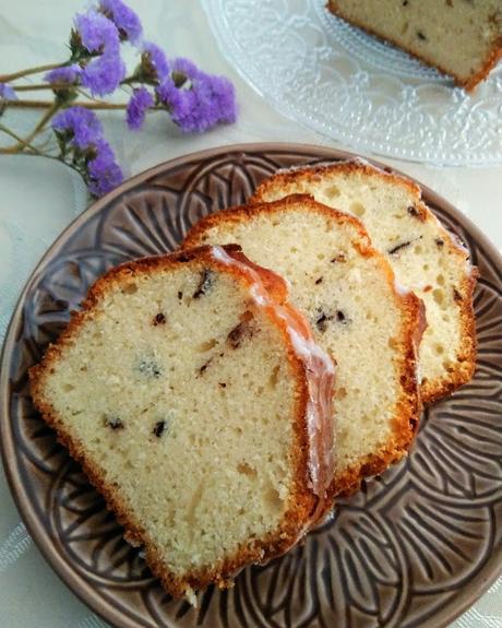 Bizcocho de stracciatella con icing de vainilla