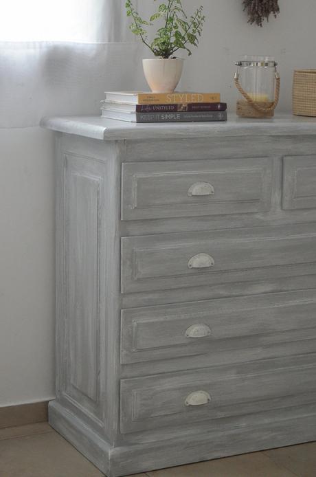 Transformar un dormitorio con muebles de algarrobo con una suave pátina gris