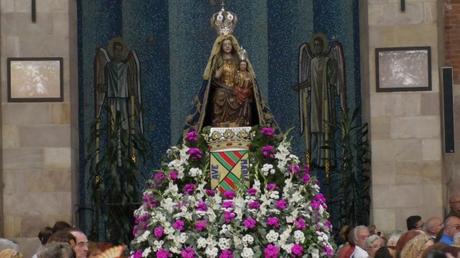 Pasa la Virgen Grande por el sendero  y a hombros de los mozos  recorre el pueblo