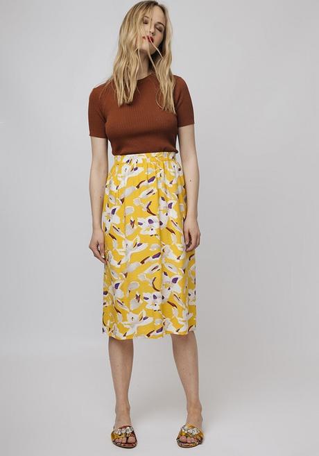 Vestidos camiseros y tops de flores, faldas midi y más...