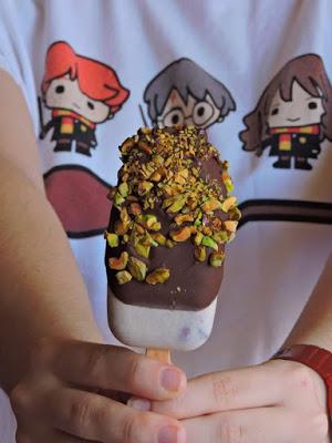 Helado de nata, plátano y moras