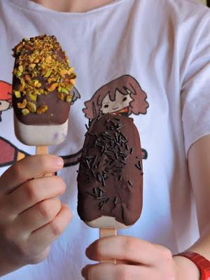 Helado de nata, plátano y moras