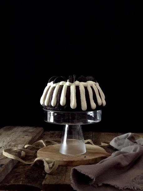 Oreo Bundt Cake #BundtBakers {chocolate, crema y galleta todo en un bizcocho}