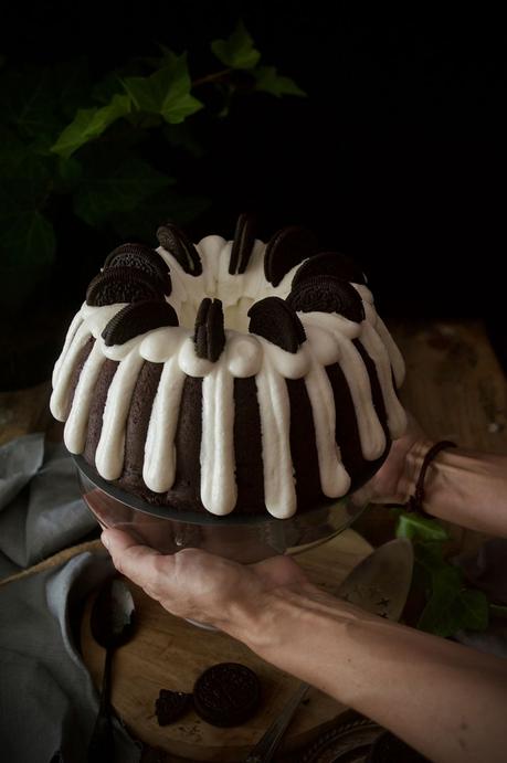 Oreo Bundt Cake #BundtBakers {chocolate, crema y galleta todo en un bizcocho}