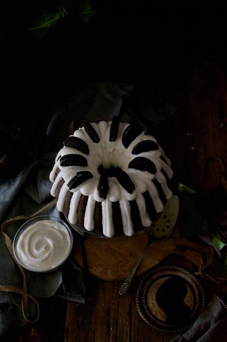 Oreo Bundt Cake #BundtBakers {chocolate, crema y galleta todo en un bizcocho}