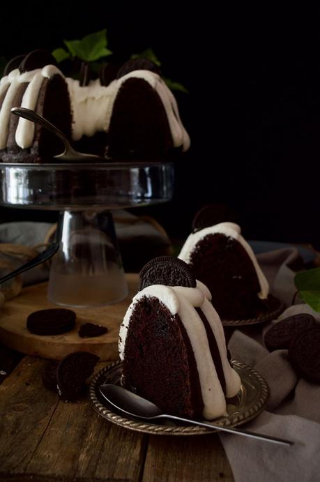Oreo Bundt Cake #BundtBakers {chocolate, crema y galleta todo en un bizcocho}