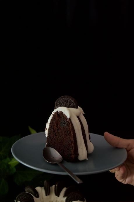 Oreo Bundt Cake #BundtBakers {chocolate, crema y galleta todo en un bizcocho}