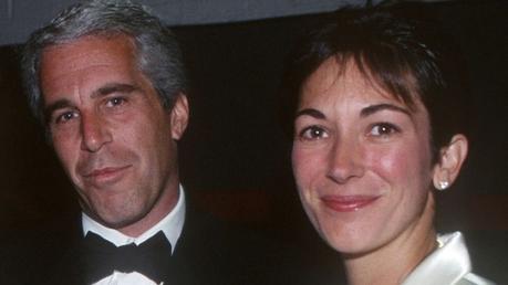 La autopsia de Jeffrey Epstein reveló una fractura de cuello que siembra nuevas dudas sobre su muerte Jeffrey Epstein y Ghislaine Maxwell en 2005. Ella ayudó a administrar las casas de Epstein, facilitar sus relaciones sociales y reclutar masajistas