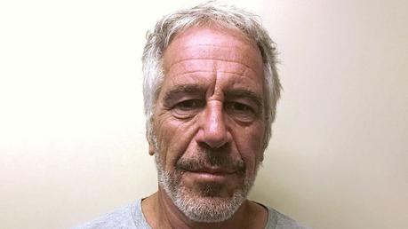 La autopsia de Jeffrey Epstein reveló una fractura de cuello que siembra nuevas dudas sobre su muerte El financista estadounidense Jeffrey Epstein, en una foto tomada para el registro de delincuentes sexuales (Reuters)