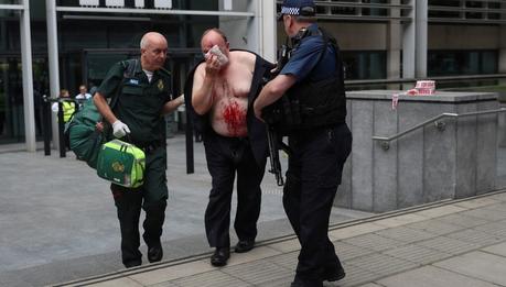 Un hombre herido es asistido por personal mÃ©dico (Reuters)