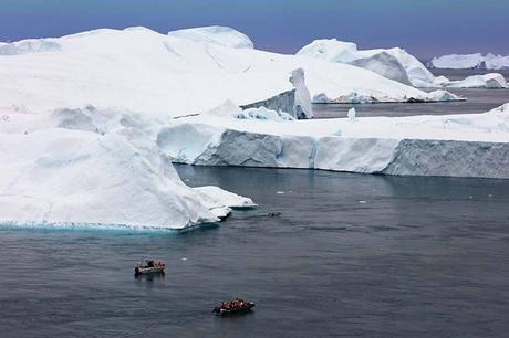 Whale-watching-boats-on-Ilulissat-Icefjord-in-Greenland.jpg.optimal ▷ Consejos de viaje a Groenlandia e itinerario fácil para Ilulissat y Disko Island