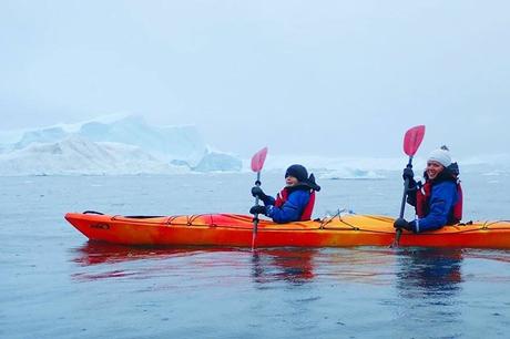 Kayaking-between-icebergs-in-Greenland.jpg.optimal ▷ Consejos de viaje a Groenlandia e itinerario fácil para Ilulissat y Disko Island