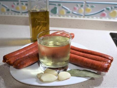 Ingredientes para hacer chistorra al vino blanco con Thermomix