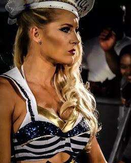 Lacey Evans tuvo problemas con hombres en una presentación Lacey Evans tuvo problemas con hombres en una presentación